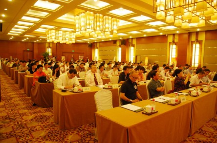陳董受邀參加2012中國(guó)五金鎖具年度產(chǎn)業(yè)峰會(huì)并做專題演講