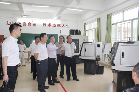 陸豐市相關(guān)領(lǐng)導(dǎo)在陳董的帶領(lǐng)下參觀實訓基地